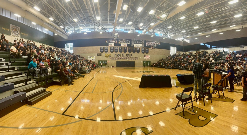 ABQschools's tweet photo. 📚👏 Shoutout to 351 Atrisco Heritage Academy students for maintaining a 3.5+ GPA! Your hard work and dedication shine bright.

 Keep striving for excellence! 💙🐾 

#APSgoodnews https://t.co/unWromKtpA
