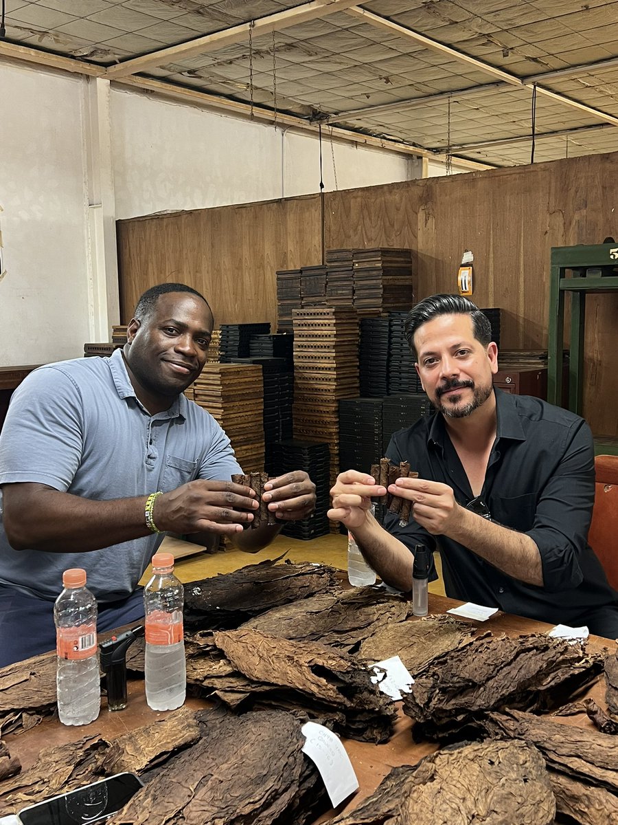 🇲🇽🍂 Blending session at our Turrent factory in #sanandres #tuxtla with the #cuban cigar guru mi apreciado Eddy, former Head of Quality at La Corona Cigar Factory in #habana 🇨🇺