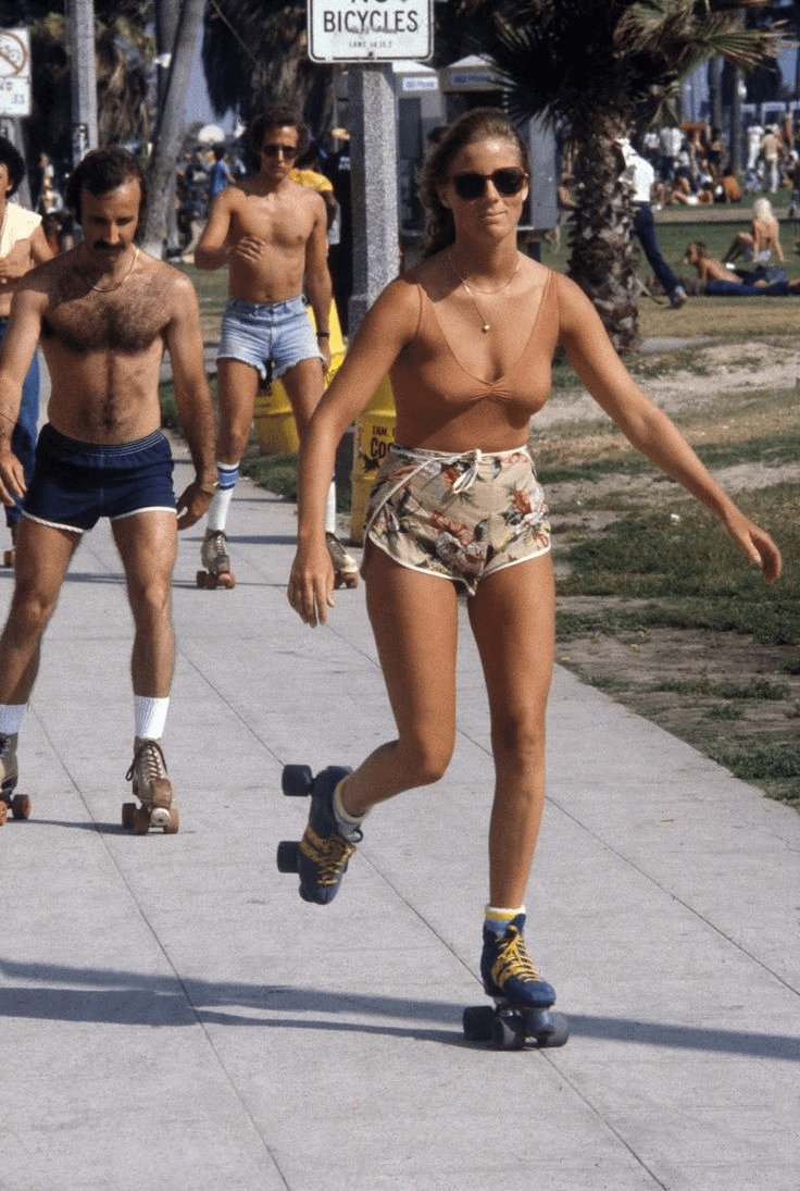 vintagestuff4's tweet image. Roller skaters of Venice Beach 
1979
