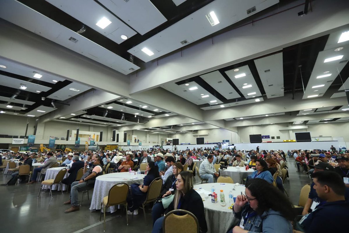 Asistimos a la inauguración del 10º Foro Internacional de Lechería, organizado por #FEMELECHE en Chihuahua, Chih. Un evento que reúne a expertos y productores de un sector alimentario primordial para #Querétaro.