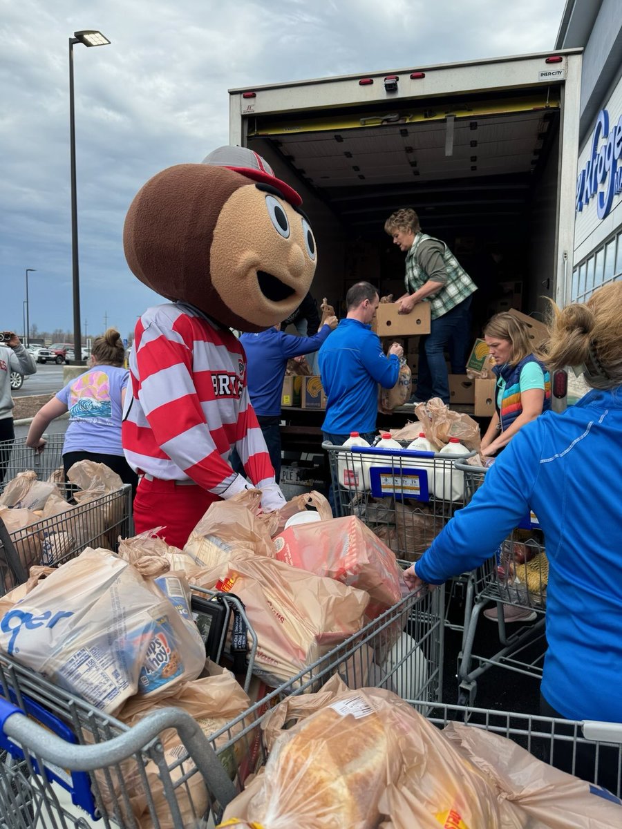 Liston4Ohio's tweet image. Ohio farmers are so important in providing healthy food for all. Last week I competed in the OH Dept of Ag’s Supermarket Showdown to highlight Ohio-made products. We raised almost $6,000 for the Plain City Food Pantry! No surprise that Brutus Buckeye won for most food collected!