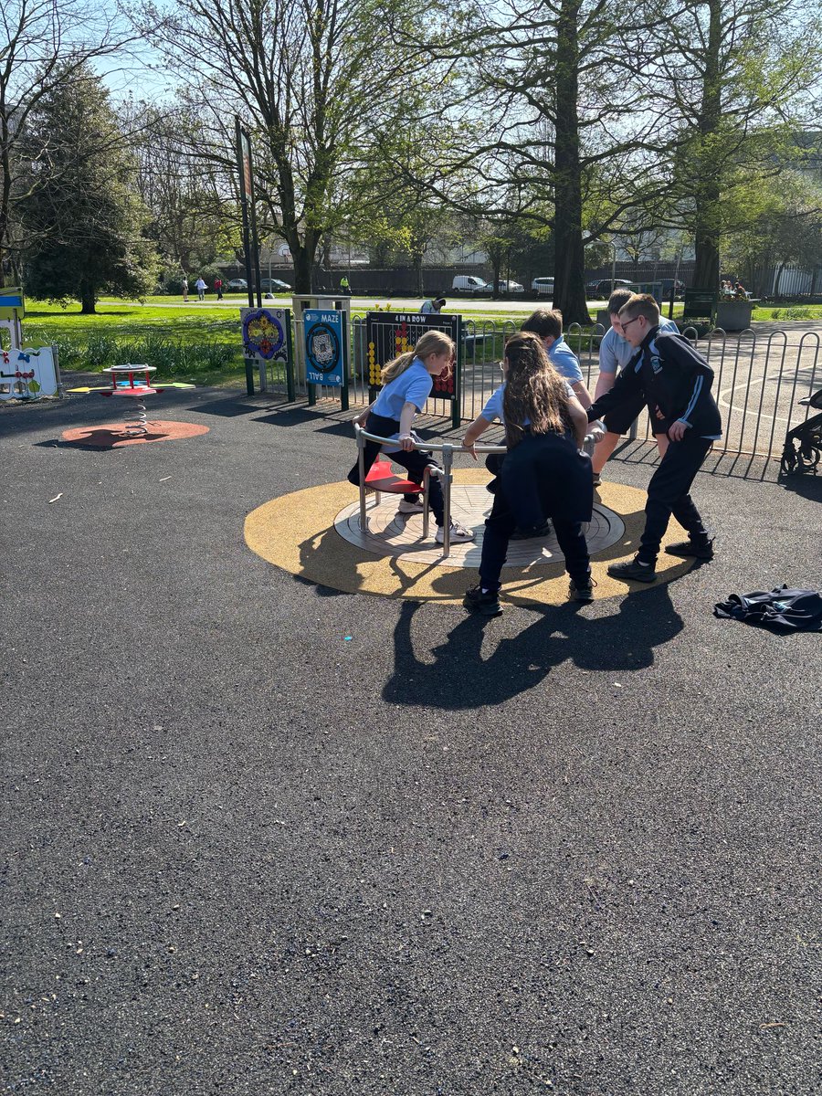 stmarysnsLK's tweet image. To link in with their "day of experiments", Mr O'Callaghan's Class real life tested how long it would take to eat an iceberg after the park today 😀 🍦🌞 🛝 #BusyDay #Reward
