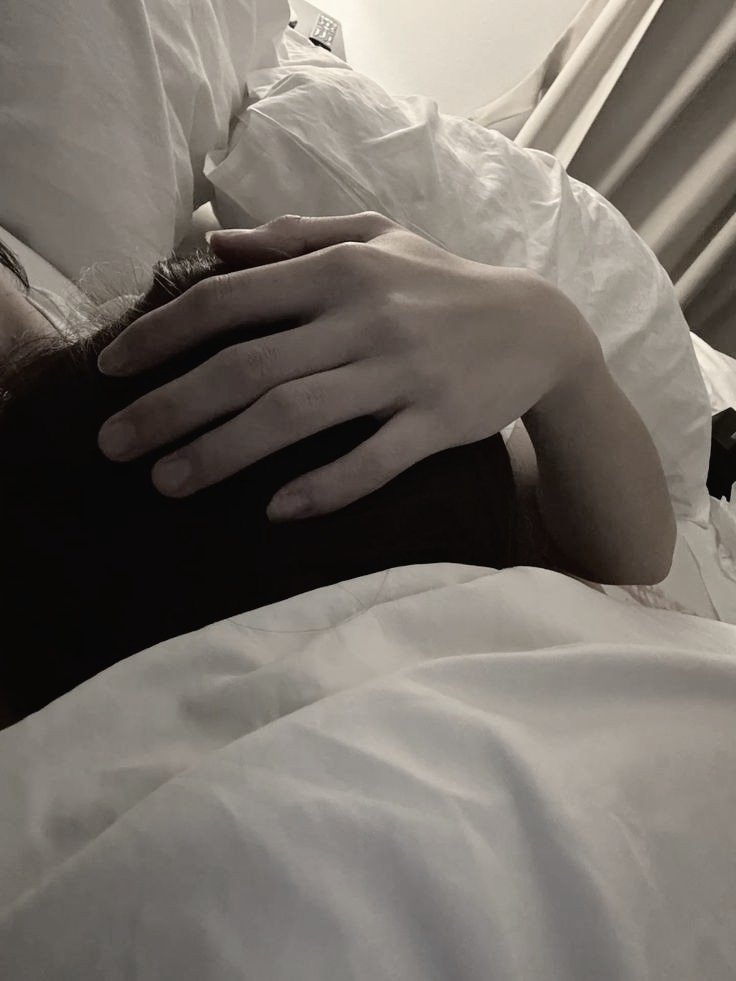 8th mensiversary of us 𖹭

aku telat banget pastinya, aku juga kelamaan ninggalin bubub nya karena beresin barang-barang setelah mudik. maaf yaa pakcu 🥺❤️