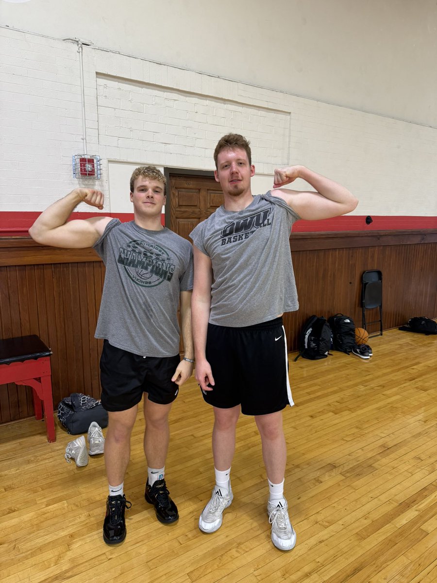 OWUHoops's tweet photo. Contender award winners in the weight room, given by
@CoachAGlass: 

March: Jacob Zingg, Ethan Payne 💪 https://t.co/93wmFJBieo