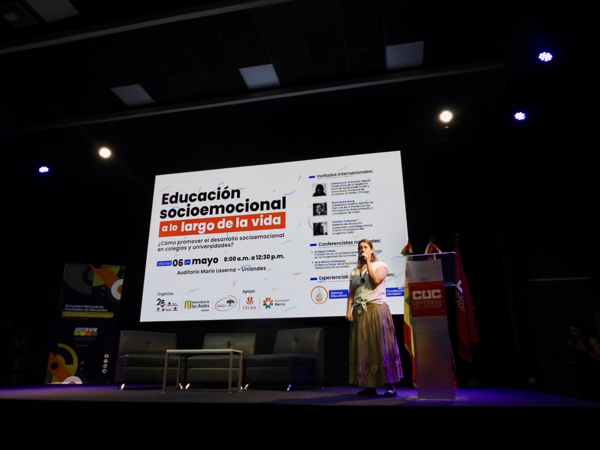 La III Cumbre Nacional de Facultades de Educación reunió a expertos para debatir sobre el futuro de la formación docente en Colombia.
🎤 Nuestro Decano, José Aparicio, participó en el panel "Balance de las declaratorias de la I y II Cumbre Nacional de Facultades de Educación”.