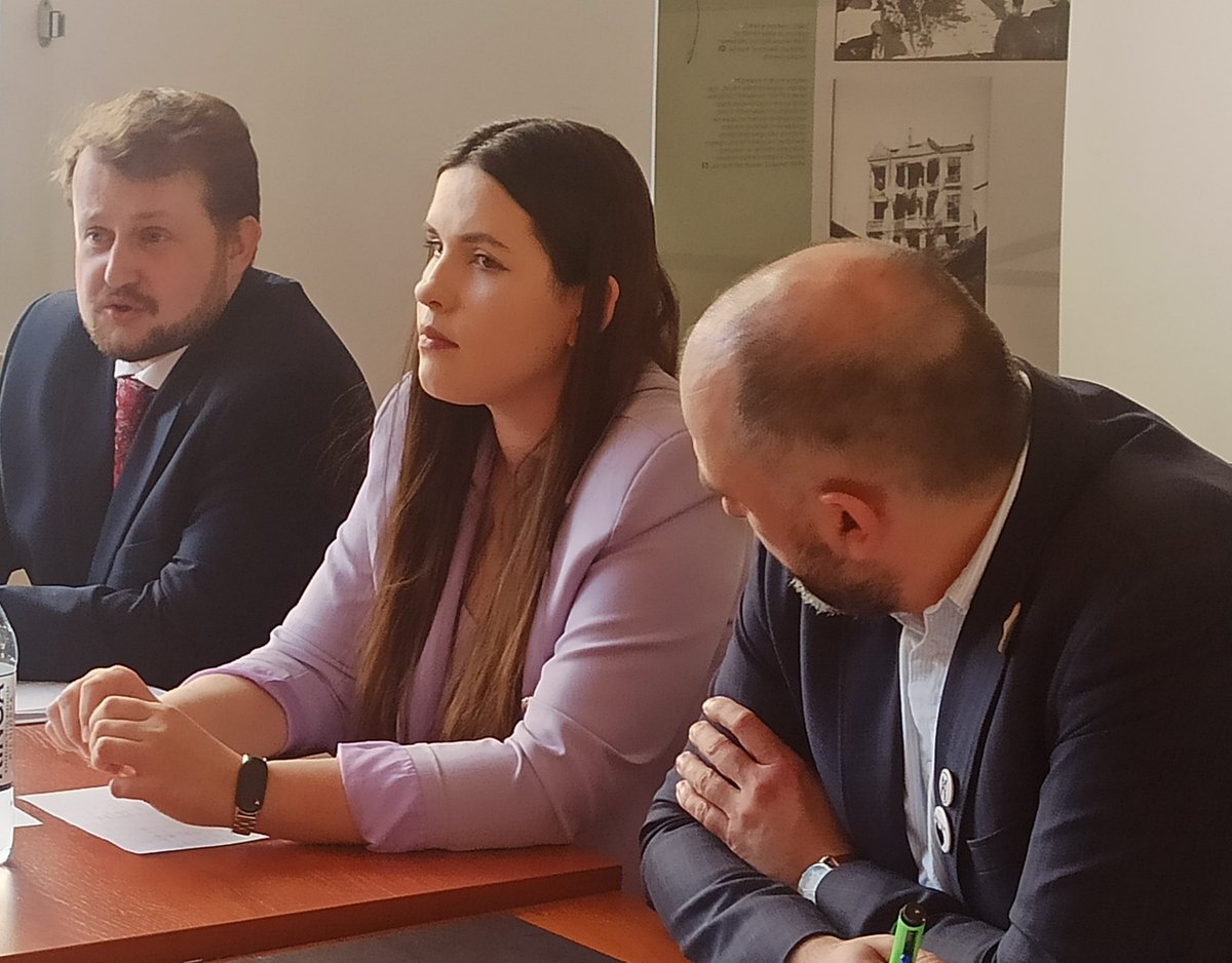 ipn_warszawa's tweet photo. 🎙️Za nami pierwsza część regionalnego etapu X #TurniejDebatHistorycznych #IPN!
Uczniowie z 8 mazowieckich szkół zmierzyli się w debatach o historii XX w.
To szkoła argumentacji, myślenia i kultury słowa.
Dziękujemy za zaangażowanie!
#DebatyOksfordzkie #Edukacja #IpnWa https://t.co/sOi44T7Ekf