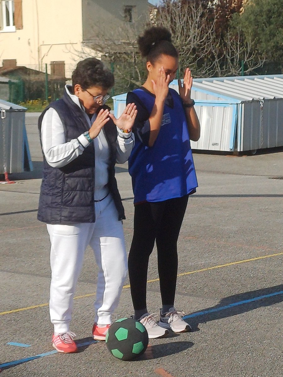 Solenne Libiot-Caro (@carolibiot) on Twitter photo Journée mémorable pour les élèves du collège #AlphonseKarr de l'<a href="/AcademieNice/">Académie de Nice</a> : rencontre, partage entraînement et match mixte avec <a href="/AbarNicole/">Nicole ABAR</a> ! #égalité #mixité #sport #EPS Se dépasser, éprouver le plaisir du jeu, prendre confiance et jouer ENSEMBLE !!!!🤩🤩🤩 Merci !!! Journée mémorable pour les élèves du collège #AlphonseKarr de l'<a href="/AcademieNice/">Académie de Nice</a> : rencontre, partage entraînement et match mixte avec <a href="/AbarNicole/">Nicole ABAR</a> ! #égalité #mixité #sport #EPS Se dépasser, éprouver le plaisir du jeu, prendre confiance et jouer ENSEMBLE !!!!🤩🤩🤩 Merci !!!
