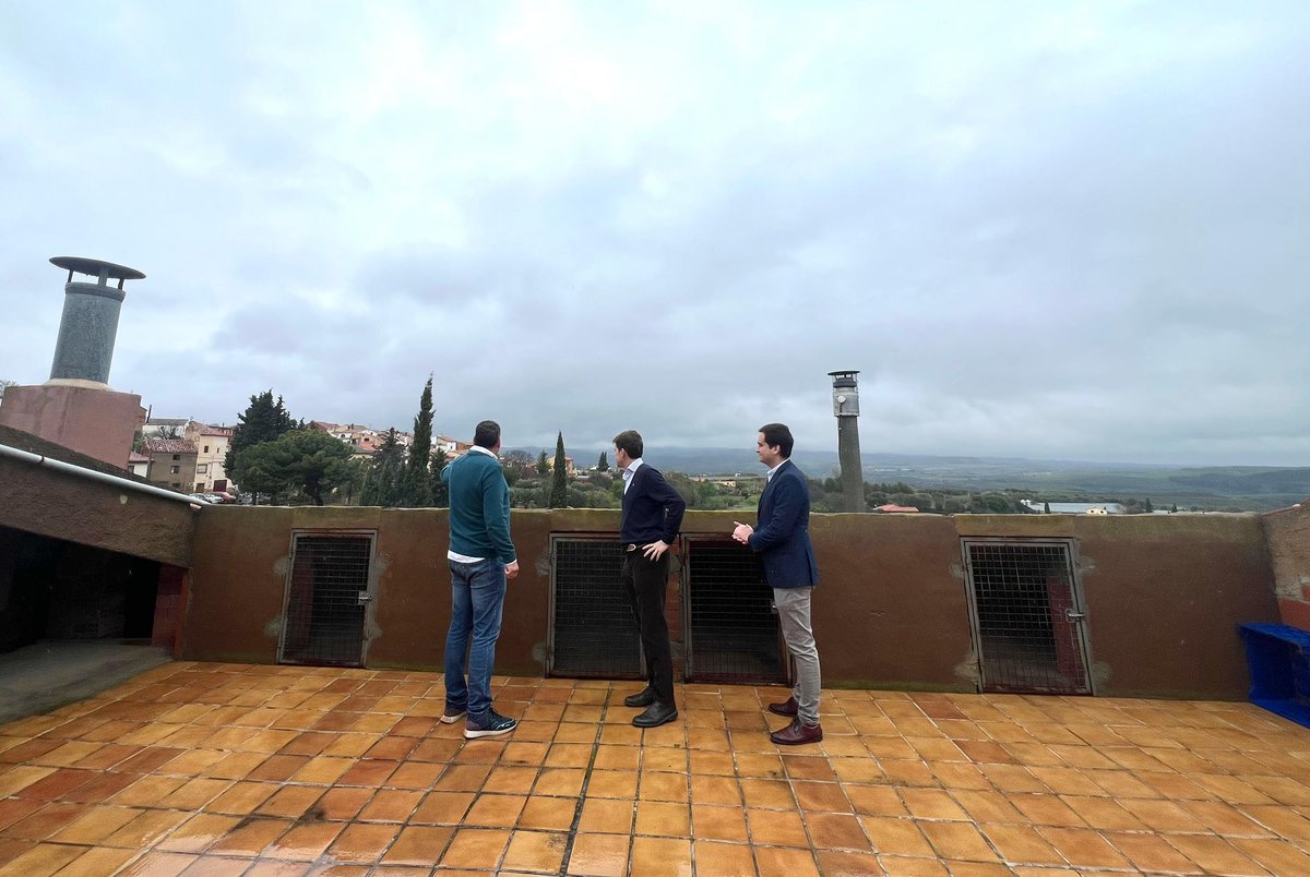 Ramon_Celma's tweet photo. Cuando un alcalde se implica verdaderamente en su municipio, se nota. No solo en las grandes obras, sino en cada pequeño impulso que ayuda a dinamizar la vida local. Y en Santa Cruz del Moncayo, con su alcalde Alberto Val al frente, están haciendo precisamente eso. 

Un nuevo centro de mayores en marcha, un restaurante-hostal recién abierto que está dando vida al municipio… Proyectos distintos con un gran trabajo detrás que tienen un mismo objetivo: mejorar el pueblo y contribuir a su avance.