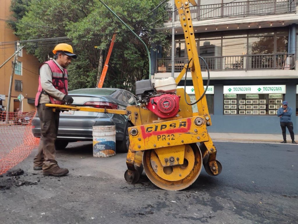 SOBSECDMX's tweet photo. ¡El #MegaBachetón sigue en marcha! Una cuadrilla de la DGOIV, con 13 trabajadores, realizó labores de bacheo en Av. Nuevo León, entre Benjamín Franklin y calle Quintana Roo, col. Hipódromo, alcaldía Cuauhtémoc, mejorando la superficie de rodamiento. https://t.co/bP0495wrOc