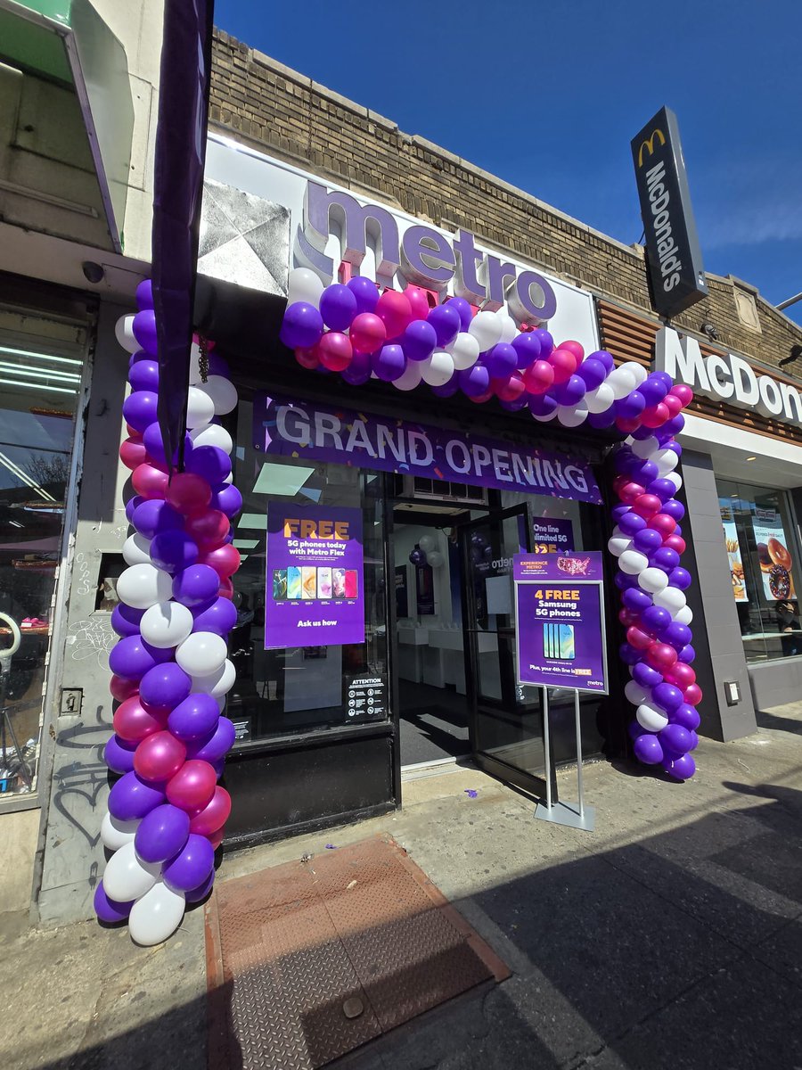 StellarWireless's tweet photo. Can you tell it's a grand opening?  Did the balloons give it away? 💜
#metrobytmobile #MetroFlex #nadayadayada 

📍1747 Dr Martin Luther King Jr BLVD, Bronx NY https://t.co/fc4n9raFqH