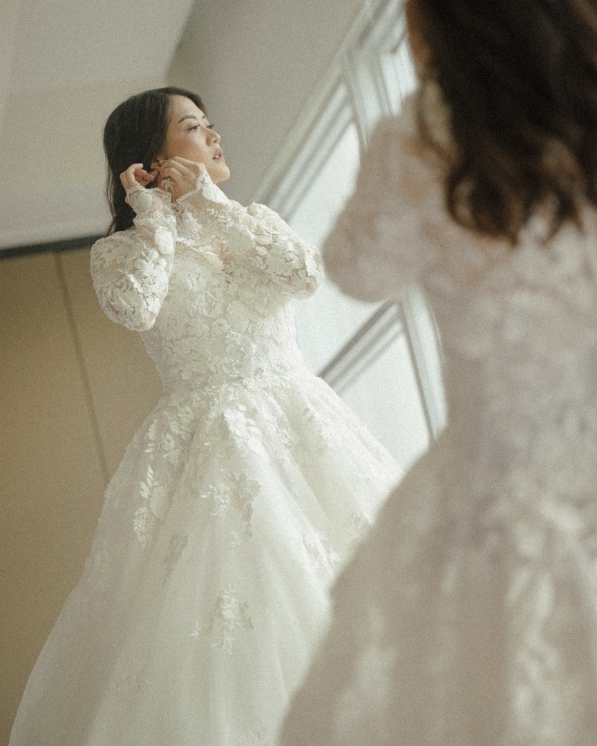 No rush. No noise. Just her and the day ahead.

Photography: @manolodoreste
Planner: @bellisimoeventsmiami
Venue + Catering: @mo_miami
Florals: @xquisiteeventsfl
Beauty: @marzmakeupandhair
DJ: @lrentertainment
Cake: @cakesbyemporio

Miami | Florida | Wed… instagr.am/p/DH_0oJTphL9/