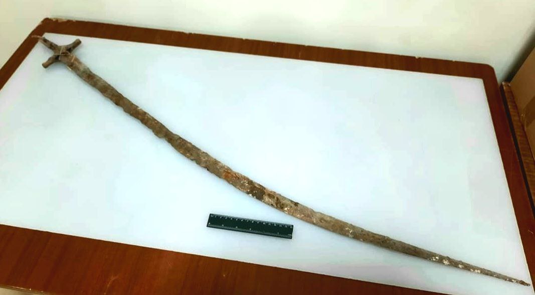 Sausruqo's tweet photo. A #CircassianSabre with a bayonet end. Found in burial mounds on the northern slope of the central Ciscaucasia. This is the territory of #KabardinoBalkaria. This type of sabre was included in the set of weapons of the #Circassian armoured soldiers.
#Dzhate
#CircassianSword https://t.co/qn5ssUrUeP