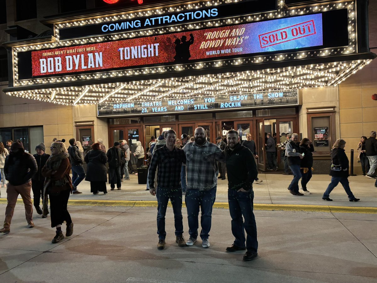 stephmels's tweet image. I had the privilege of seeing Bob Dylan last night in Sioux City, Iowa. The road trip there was half the fun @Knockout67 @ken_dux