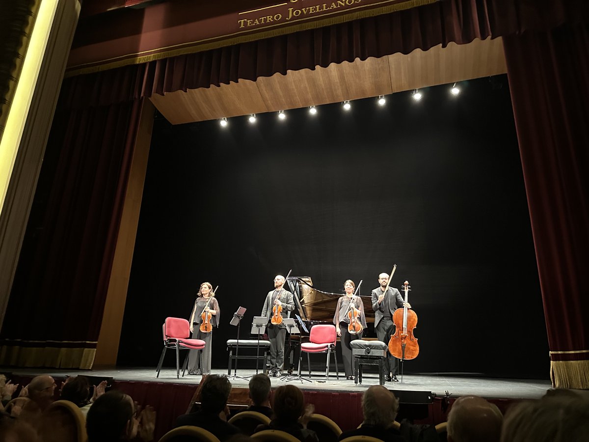 RamonSobrino1's tweet photo. Ayer, en @FilarmonicaGJN accidentado concierto #117años
@NoeliaRodiles Schubert-Liszt piano
@CosmosQuartet, tras #Haydn, cuerda Vc rota en #AdèsQuinteto. 
@NoeliaRodiles salvó el concierto, tocando #Mendelssohn "schubertiada" dúos con viola 👋👋👋
Al final, #DieForelle
@ahedrera https://t.co/SE7r2Ev88N