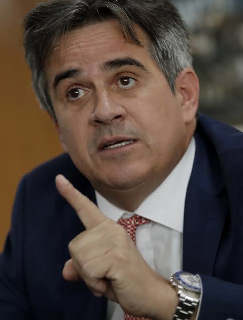 Este é Ciro Nogueira, odeia pobre, odeia o povo trabalhador brasileiro, odeia o Brasil e agora sabemos que trabalha no Congresso Nacional para desgastar o governo do Presidente Lula! Quem mais acha que esse homem é inimigo do Brasil?