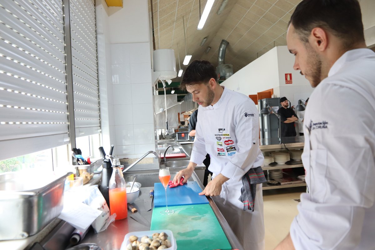 🔥 Arranca en A Coruña la primera semifinal del #CocineroDelAño10. Seis chefs y seis camareros ponen a prueba su talento para ganarse un puesto en la gran final. ¡Gastronomía en estado puro! 🍽️✨ <a href="/DACTurismo/">Turismo Deputación da Coruña</a>