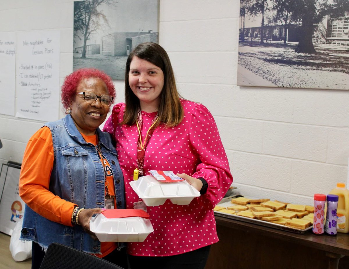 EufaulaPrimary's tweet image. We celebrated Paraprofessional Appreciation Day 📆 by giving our parapros breakfast 🍽️ and gift bags! 🎁 We are thankful for everything they do to support our students and staff! ❤️🤍🖤 #ThankfulThursday #ParaprofessionalAppreciationDay #WeAreECS #ExpectExcellence