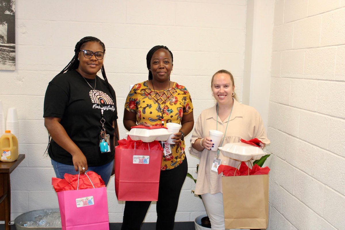 EufaulaPrimary's tweet image. We celebrated Paraprofessional Appreciation Day 📆 by giving our parapros breakfast 🍽️ and gift bags! 🎁 We are thankful for everything they do to support our students and staff! ❤️🤍🖤 #ThankfulThursday #ParaprofessionalAppreciationDay #WeAreECS #ExpectExcellence