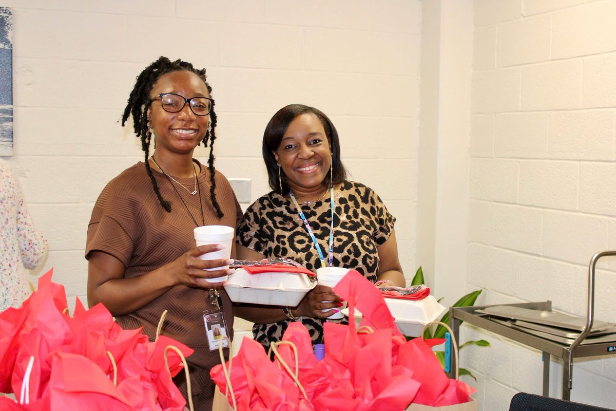 EufaulaPrimary's tweet image. We celebrated Paraprofessional Appreciation Day 📆 by giving our parapros breakfast 🍽️ and gift bags! 🎁 We are thankful for everything they do to support our students and staff! ❤️🤍🖤 #ThankfulThursday #ParaprofessionalAppreciationDay #WeAreECS #ExpectExcellence