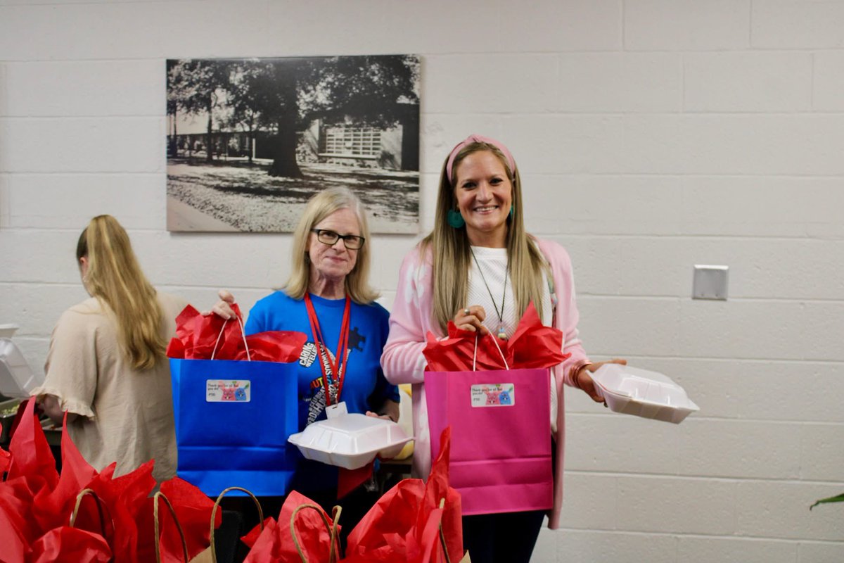 EufaulaPrimary's tweet image. We celebrated Paraprofessional Appreciation Day 📆 by giving our parapros breakfast 🍽️ and gift bags! 🎁 We are thankful for everything they do to support our students and staff! ❤️🤍🖤 #ThankfulThursday #ParaprofessionalAppreciationDay #WeAreECS #ExpectExcellence