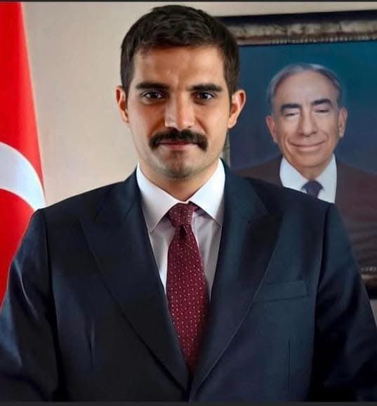 Huzuruna bir şehit evladını daha kabul eyleyen Başbuğ Alparslan Türkeş, muhakkak ki onunla Türk milletine Bizans'tan geçen hastalıklar hakkında müşahhas örnekler üzerinden mülaki olmaktadır!

Aziz ruhları şad olsun!

#4Nisan1997
#AlparslanTürkeş
#30Aralık2022
#SinanAteşİçinAdalet