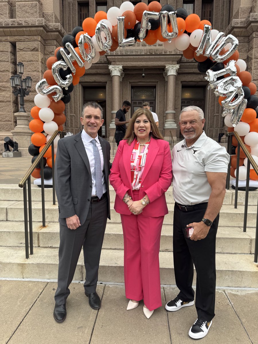 m_salazarzamora's tweet image. Proud to be asked to speak at the @RYHTexas press conference today on the steps of the Texas Capitol on School Funding Day!! 
Hundreds of advocates from Texas met on the steps of the Capitol to encourage lawmakers to fully fund Texas public schools in the 89th Leg session.