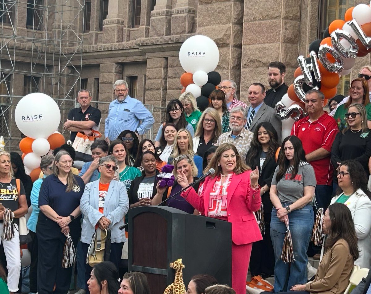 m_salazarzamora's tweet image. Proud to be asked to speak at the @RYHTexas press conference today on the steps of the Texas Capitol on School Funding Day!! 
Hundreds of advocates from Texas met on the steps of the Capitol to encourage lawmakers to fully fund Texas public schools in the 89th Leg session.