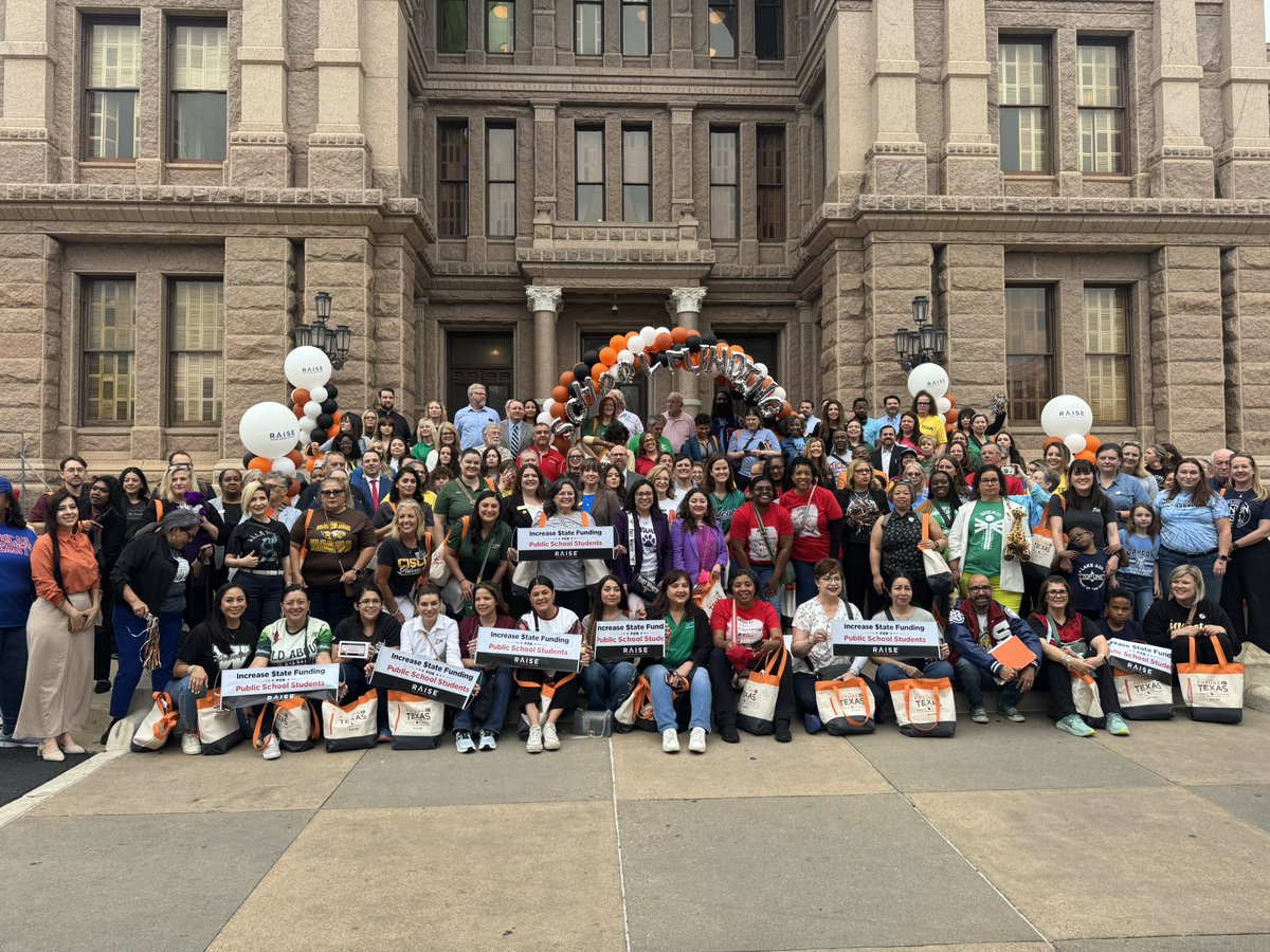 m_salazarzamora's tweet image. Proud to be asked to speak at the @RYHTexas press conference today on the steps of the Texas Capitol on School Funding Day!! 
Hundreds of advocates from Texas met on the steps of the Capitol to encourage lawmakers to fully fund Texas public schools in the 89th Leg session.
