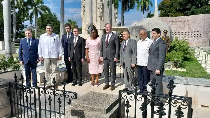 En el cementerio patrimonial Santa Ifigenia acompañamos al vicepresidente del gobierno ruso Dmitri Chernyshenko donde rindió tributo a los próceres de la nación cubana.

Este año celebramos el 65 aniversario del restablecimiento de las relaciones entre Rusia y Cuba. 🇨🇺👊🇷🇺