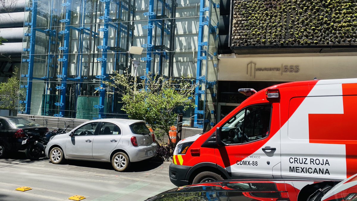 #ÚltimaHora Se desploma elevador del Corporativo #Insurgentes553 donde está ubicado el #FiestaINN Insurgentes-Viaducto, elementos de emergencia han acordonado la zona y han desalojado a toda la gente del edificio…