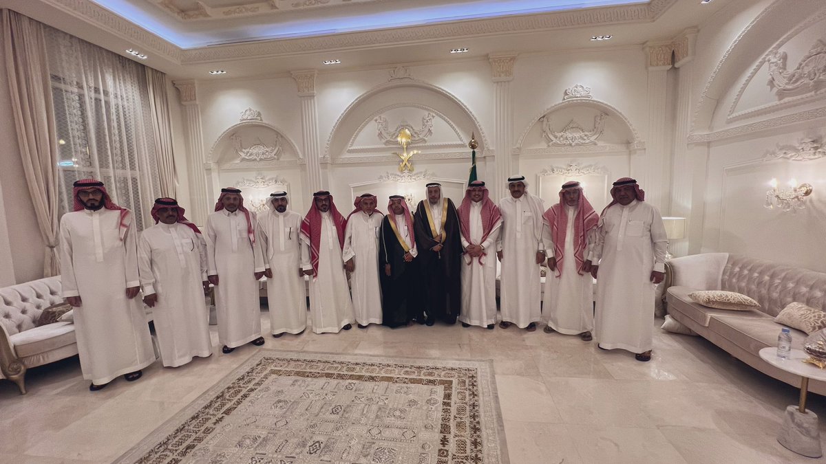في ليلة من ليالي العيد 
 الشيخ/ عبدالعليم عبدالعزيز الشيخ  وأخوانه وأبنائه 

في ضيافة
الشيخ /مسلم الصحفي
والشيخ/ سلطان مسلم الصحفي

سلام تسليم الوفا فالعيد جيناكم نعايد
فالحله اللي تكرم الضيفان و التكريم زايد
لاباس يا الشيخ اوخطاك السو وايام الشدايد
تلبس لباس العافيه ولا حرمت من