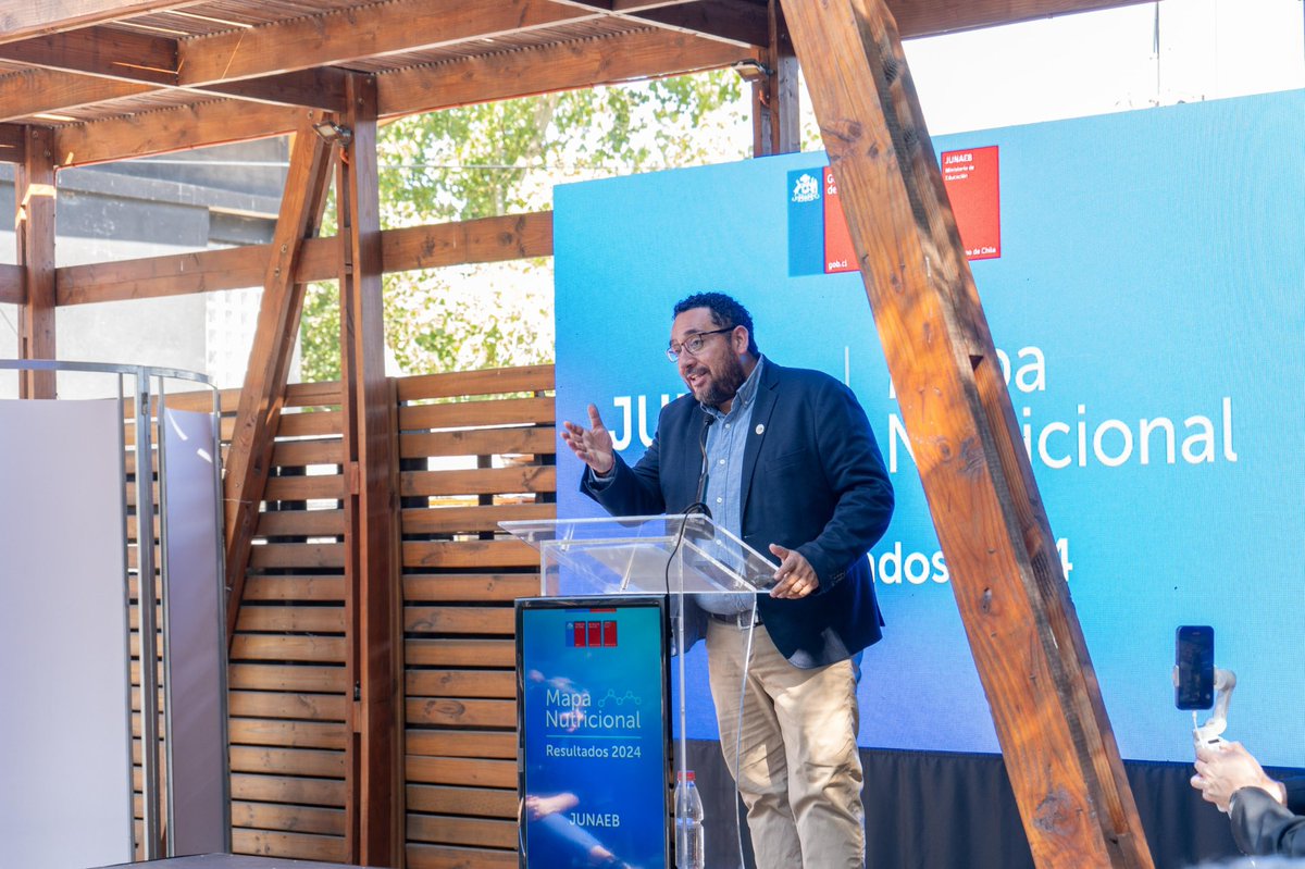 JUNJI_Chile's tweet image. Vicepresidenta Daniela Triviño participó en la presentación del Mapa Nutricional 2024 de @junaeb; una importante herramienta que permite conocer y alertar sobre el estado nutricional de niñas y niños, relevando además la importancia del juego libre y la actividad física. 🥦🍎🏃🏽‍♀️