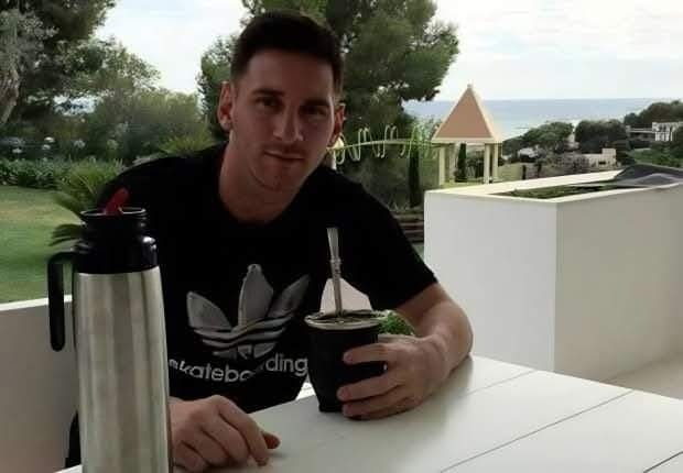 Con mas deudas que sueldo, pero yo tranqui, tomando unos ricos mates
