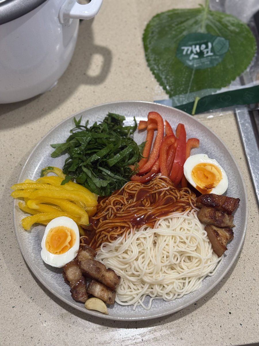 Nambonoo's tweet image. Хүйтэн гоймон хийж идсий би