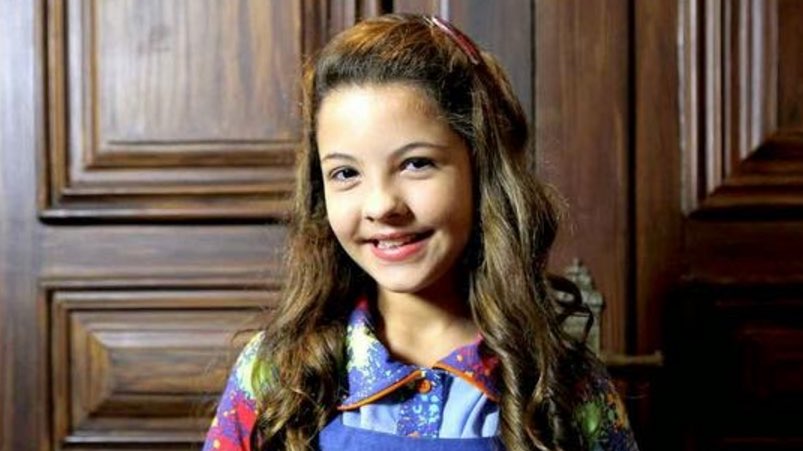 choquei's tweet photo. 🚨FAMOSOS: Amanda Furtado, intérprete da boneca Laura em ‘Chiquititas’, publicou uma fala que ouviu de Júlia Gomes (Marian) durante as gravações da novela: “Não encosta no meu celular, porque se quebrar, você não vai ter dinheiro para comprar outro.”

Em seguida, a atriz comentou: “Mas todo mundo evolui mesmo, então mó paz.”

A postagem foi feita logo após o pronunciamento de Gabriella Saraivah (Tati), que explicou por que o elenco se afastava de Júlia.