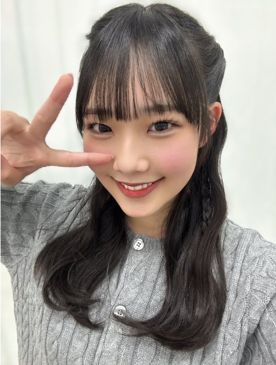 choco6749's tweet photo. 研修最終日😆
りさちの笑顔に救われてやりきれてます！！
ただ周りに高卒の子ばかりでおじさん浮いてるのはまだ気になる笑
#入江里咲　
#juicejuice https://t.co/2Hg7yG2e8y