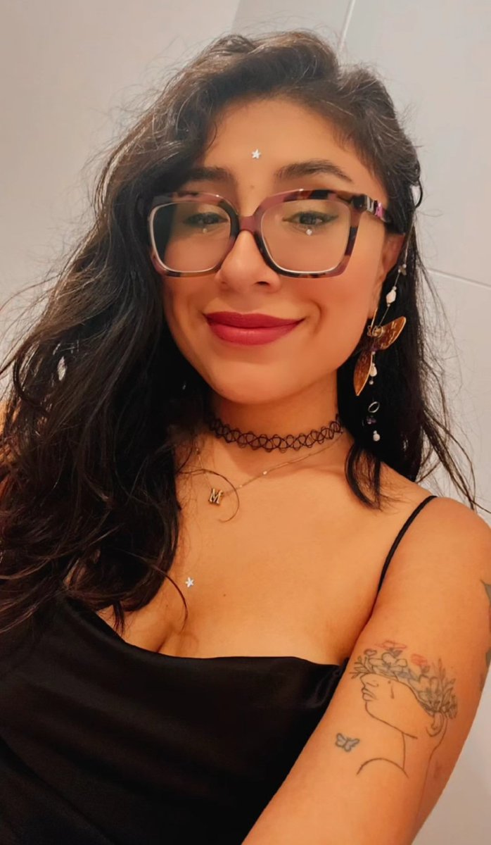venenoverano's tweet photo. Hola, vuelvo aquí después de mucho tiempo. Casi el mismo que he estado sin sonreír. He pasado por cosas muy duras este tiempo, casi me les voy. Pero mis amigues y el arte me han salvado. He vuelto a mirarme al espejo y ver mi brillo. Me siento hermosa otra vez. https://t.co/tJp6XXmyZD