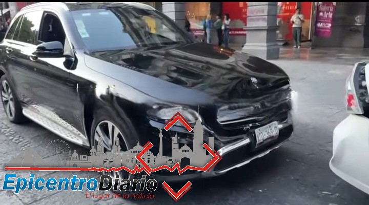 DiarioEpicentro's tweet photo. #QueCaray | 🤦♀️ Conductora de #camioneta
Tipo #MercedesBenz provoca #carambola frente al #PalacioMunicipal de #Puebla; aprendió a #manejar en #MarioKart 👇👇 https://t.co/wJoGp5exBi