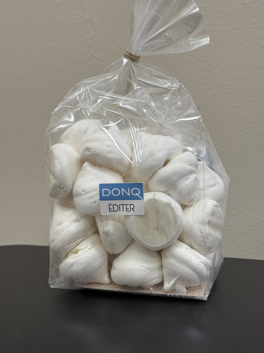 先月チョコレートをくださったI様（女性）が、今日はDONQのアーモンドロッシェを差し入れしてくれました♡嬉しい😍