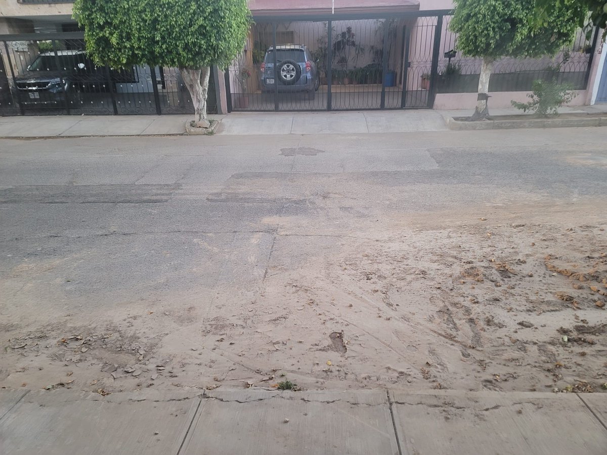 Paututti's tweet photo. @ZapopanGob donde puedo reportar el cochinero que deja @siapagdl afuera de mi casa de un hoyo que hicieron en la calle?? Obstruyen cochera con pedazos de escombros, al menos limpien el desmadre que hacen https://t.co/9DE79N9nwz