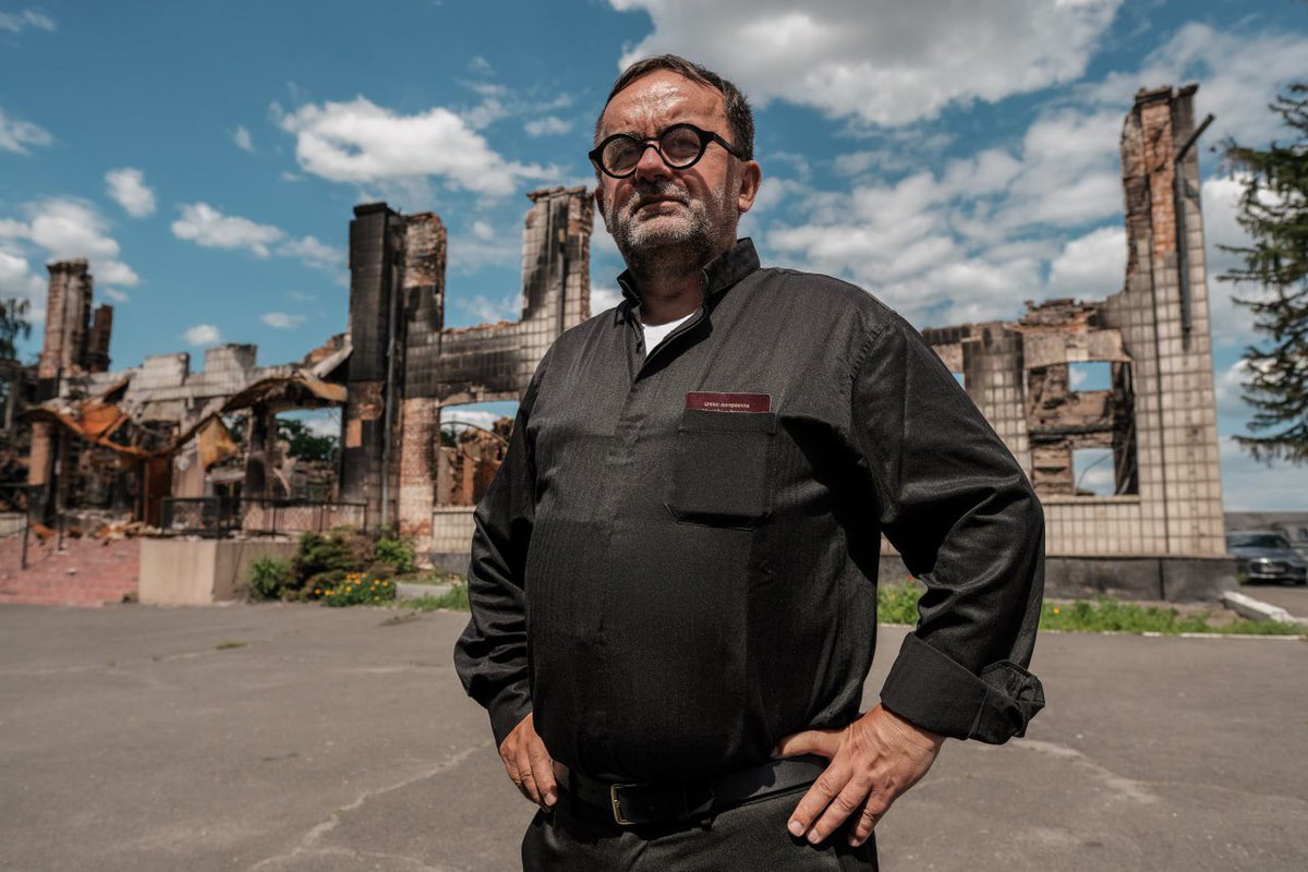 warrior_na92602's tweet photo. 1/3
Catholic priest Patrick Debois spent decades searching for mass graves of Jews from the Holocaust. Now in Ukraine, he's proving that russians are committing genocide.
Patrick Debois heads the organization Yahad-In Unum, which has been searching for Holocaust-era mass graves https://t.co/PLQQGekWX3