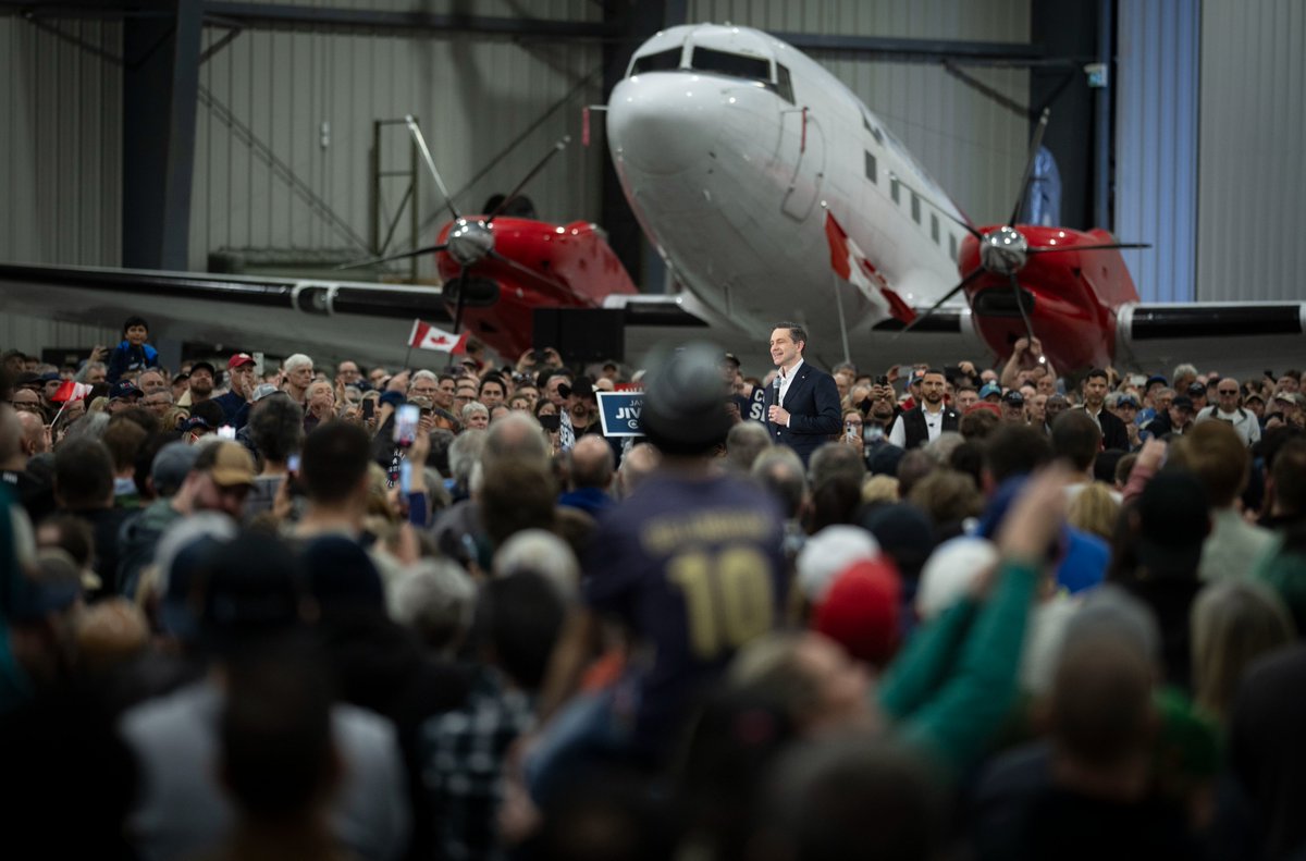 PierrePoilievre's tweet photo. 6,500 Canadians rallied in Oshawa tonight to put Canada and our workers First.

Conservatives will fight for our land, our country, and our people. 

We will put Canada First — For a Change: https://t.co/eIy7PDtCaB https://t.co/iGcpg9BlCN