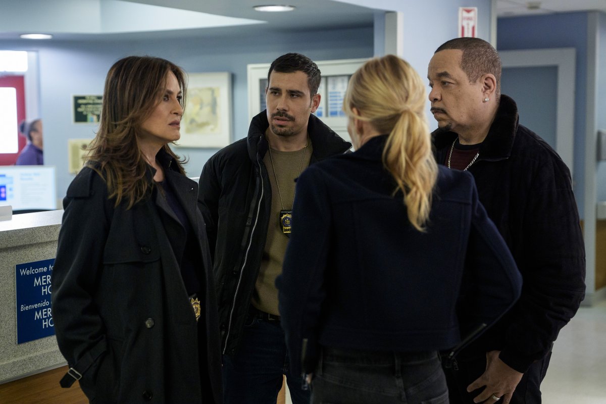 Benson and Rollins are legendary back up for Carisi. #SVU
