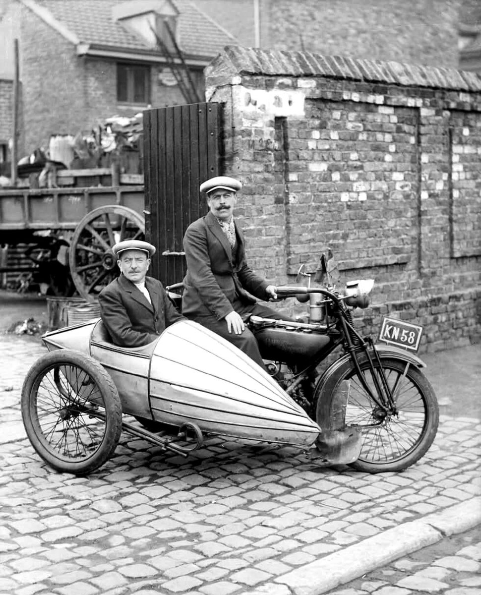 vintagestuff4's tweet image. Two men riding on a Harley-Davidson motorcycle with a sidecar in Liège
Belgium
1925
