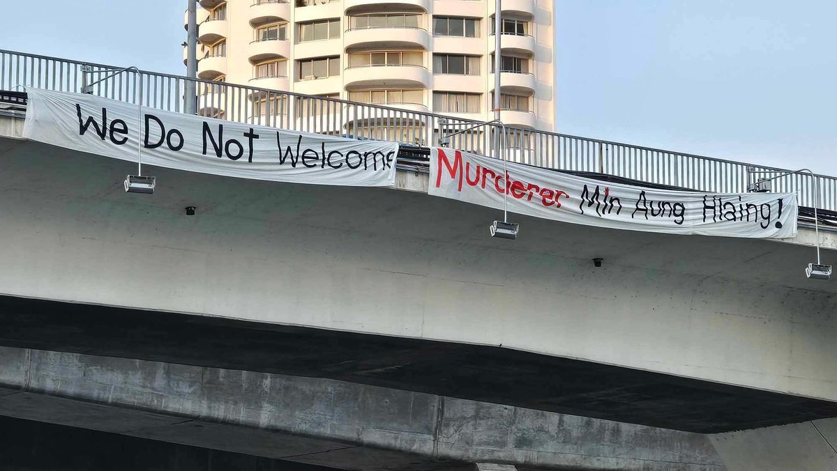 A bold message greeted Myanmar junta leader Min Aung Hlaing today near Bangkok’s Shangri-La Hotel, where he is expected to attend the BIMSTEC.

“We Do Not Welcome Murderer Min Aung Hlaing !”

Thank you, Thai people. 🇹🇭🙏