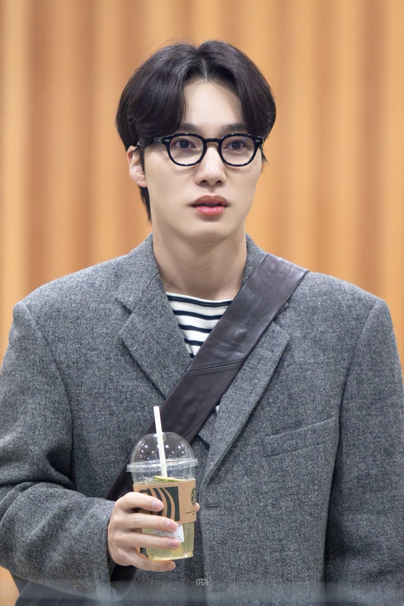 25.01.20 보이는 라디오 볼륨을 높여요 
#문성일 

첫 출근한 신입사원 느낌