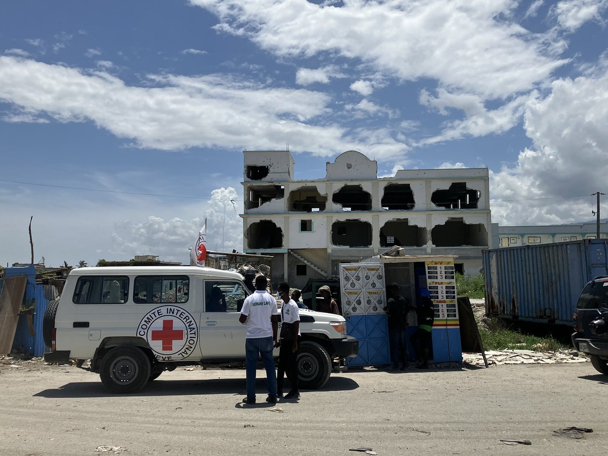 📍#Haiti 
L’environnement sécuritaire continue de se dégrader à Port-au-Prince et des milliers de personnes ont besoin d’une aide humanitaire d’urgence. Le #CICR réitère son engagement à rester aux côtés des communautés les plus affectées par la violence armé.