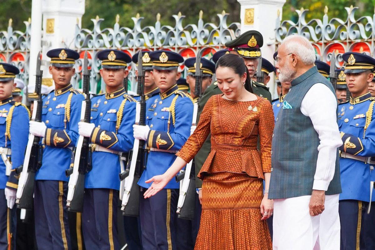 ดิฉันรู้สึกเป็นเกียรติอย่างยิ่งค่ะ ที่ได้ต้อนรับท่านนายกรัฐมนตรี @NarendraModi ในโอกาสเยือนประเทศไทยอย่างเป็นทางการ ระหว่างการประชุมผู้นำ BIMSTEC ครั้งที่ 6 โดยในการหารือระหว่างกัน ทั้งสองฝ่ายได้เน้นย้ำการส่งเสริมความร่วมมือในด้านต่างๆ อาทิ การเมืองและความมั่นคง การค้าและการลงทุน