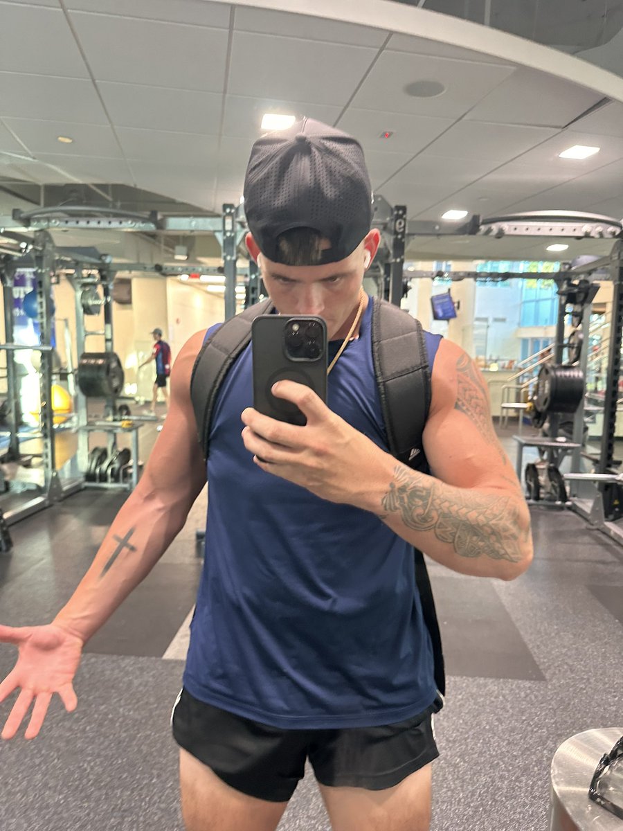 KinnickManley's tweet photo. Being a long snapper isn’t just about snapping the ball. It’s about discipline, drive, and doing the extra work. 6’3”, 210 lbs, 8.4% body fat — the best version of myself yet. I love this game, and I’m obsessed with mastering my craft. https://t.co/gi4rmfkDOc