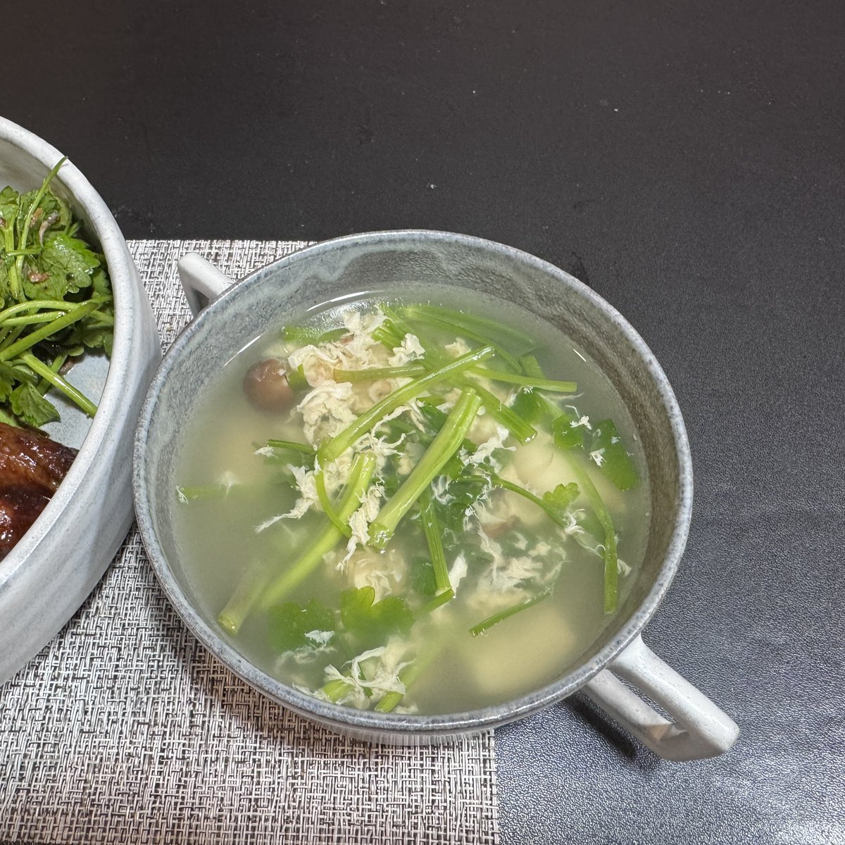 438_beansroom's tweet photo. お取り寄せ鰻
せりの中華スープ
せりのあえもの
たこわさ https://t.co/mfpOfPOZGx